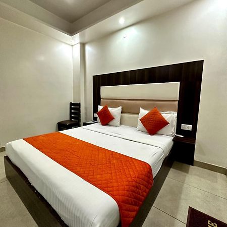 Hotel Sky Plaza New Delhi Extérieur photo
