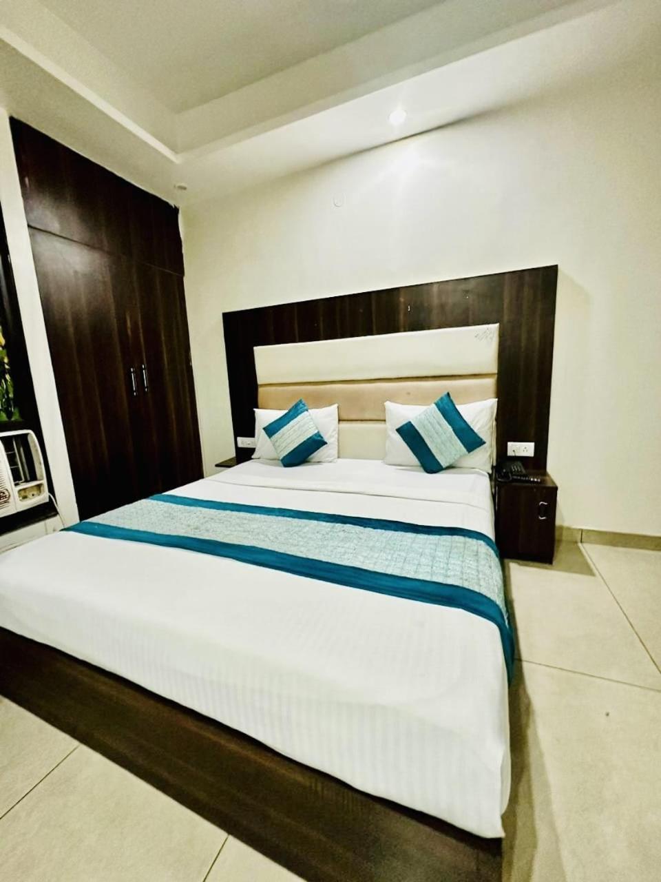 Hotel Sky Plaza New Delhi Extérieur photo