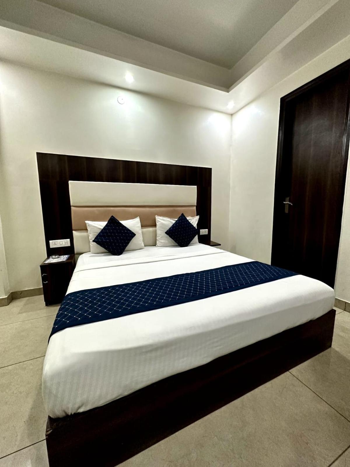 Hotel Sky Plaza New Delhi Extérieur photo