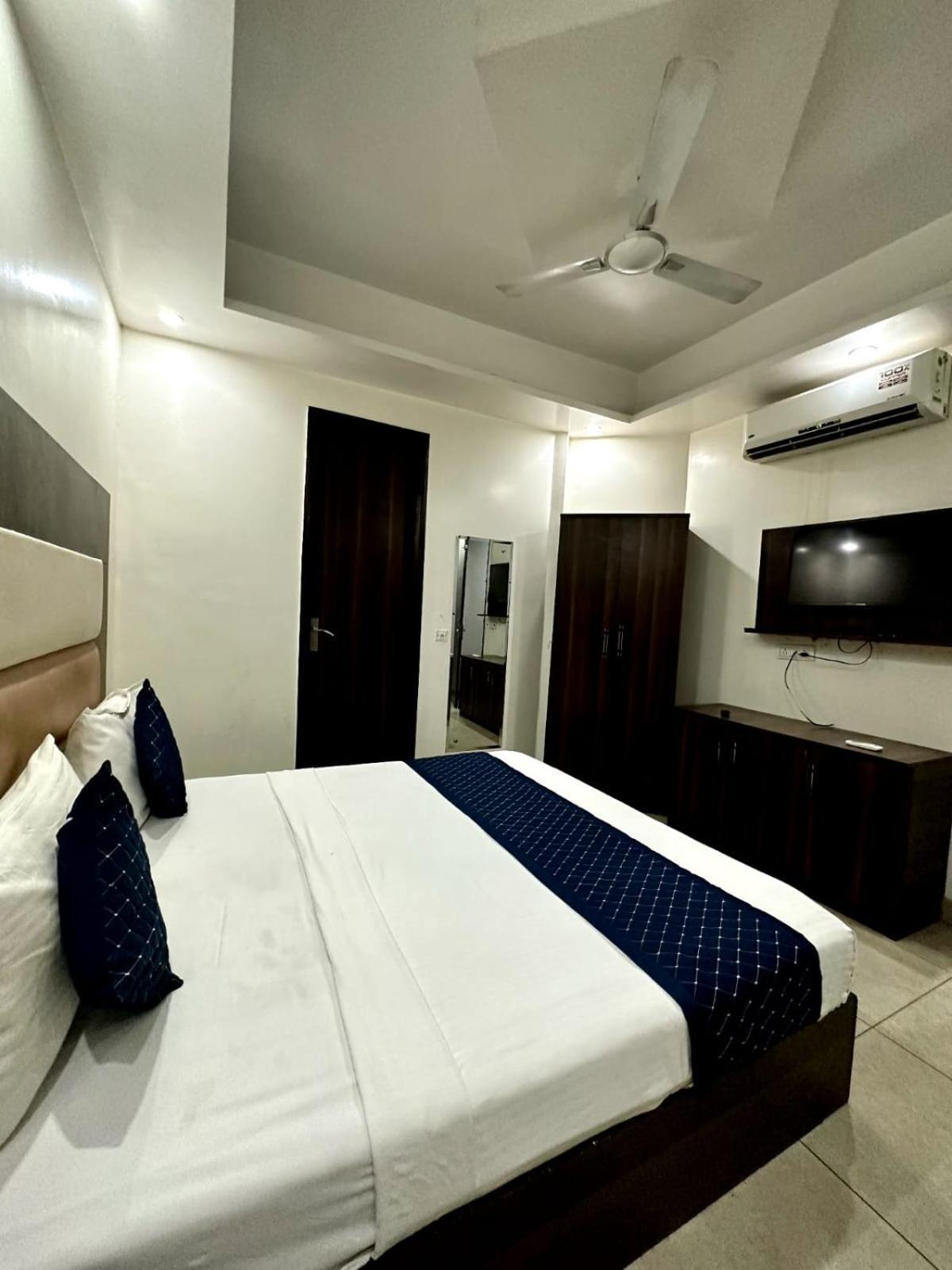 Hotel Sky Plaza New Delhi Extérieur photo