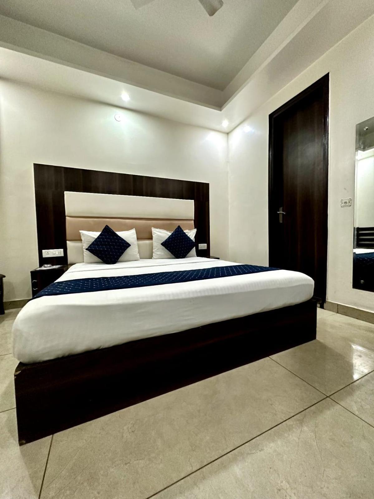 Hotel Sky Plaza New Delhi Extérieur photo