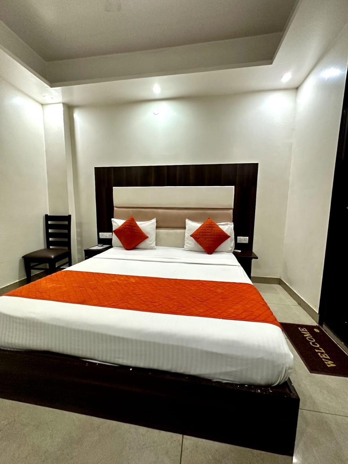 Hotel Sky Plaza New Delhi Extérieur photo