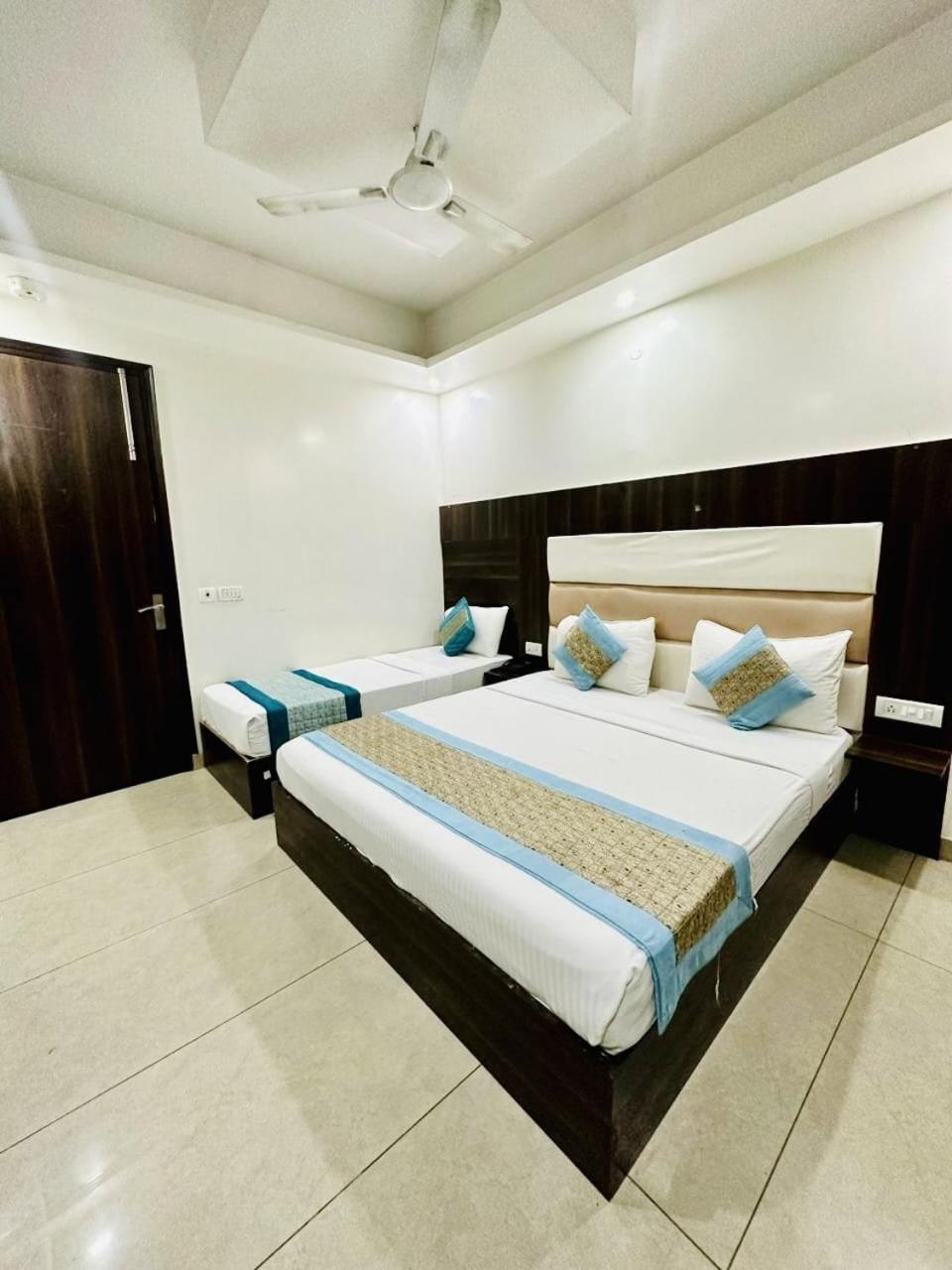 Hotel Sky Plaza New Delhi Extérieur photo