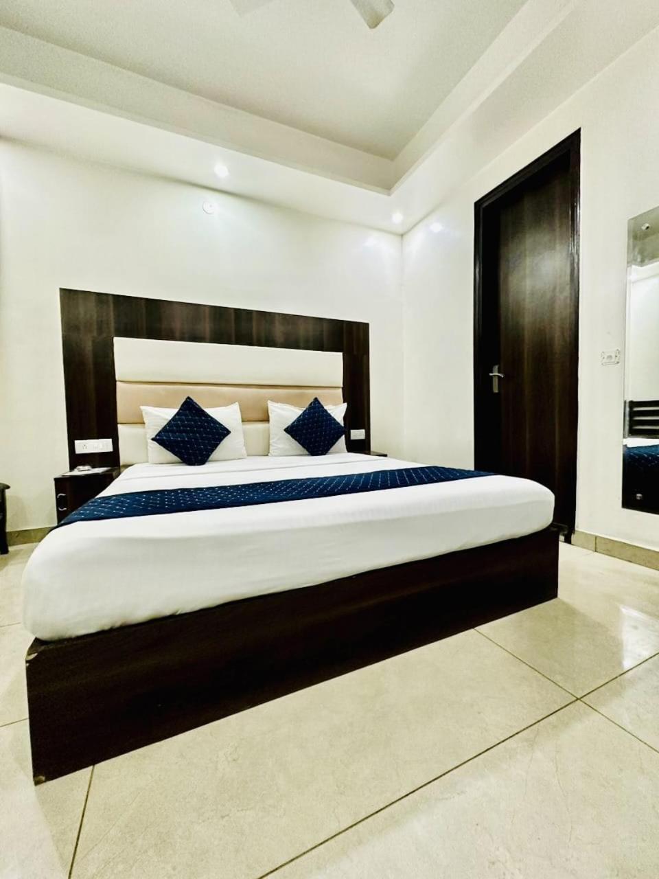 Hotel Sky Plaza New Delhi Extérieur photo